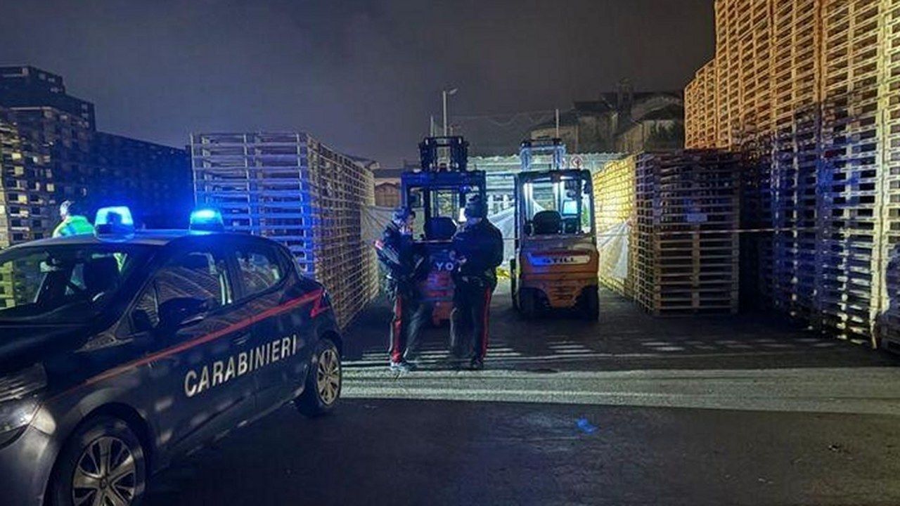 Carabinieri nel piazzale dei bancali della Smurfit Kappa di Lunata la notte dell'omicidio di Artan Kaja