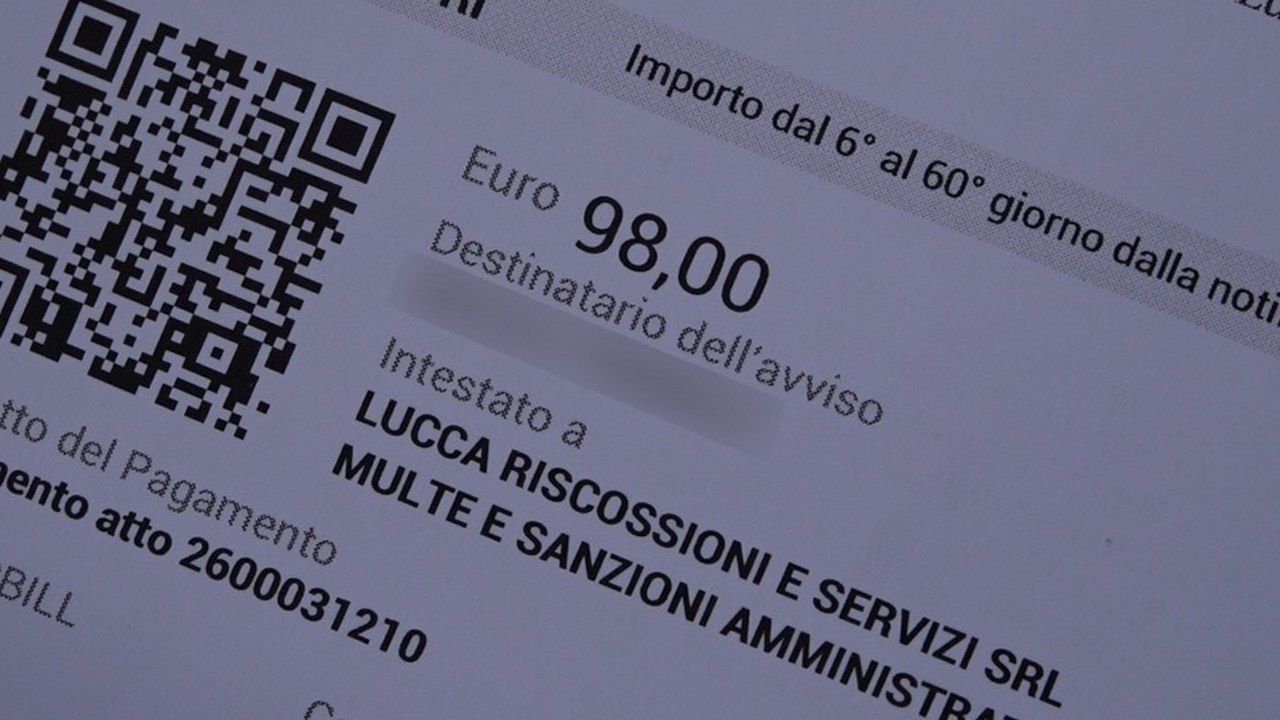 Avviso di pagamento da 98 euro per una multa ZTL a Lucca, inquadratura ruotata