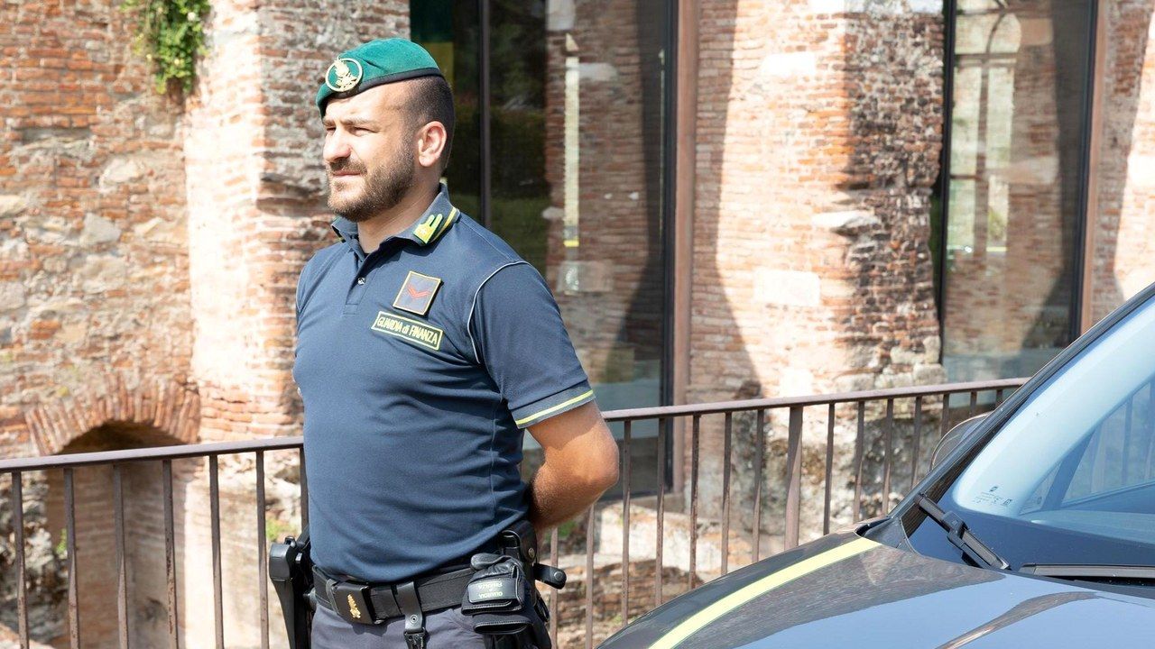 Militare della Guardia di Finanza a Pisa durante le attività investigative sul caporalato di badanti e colf