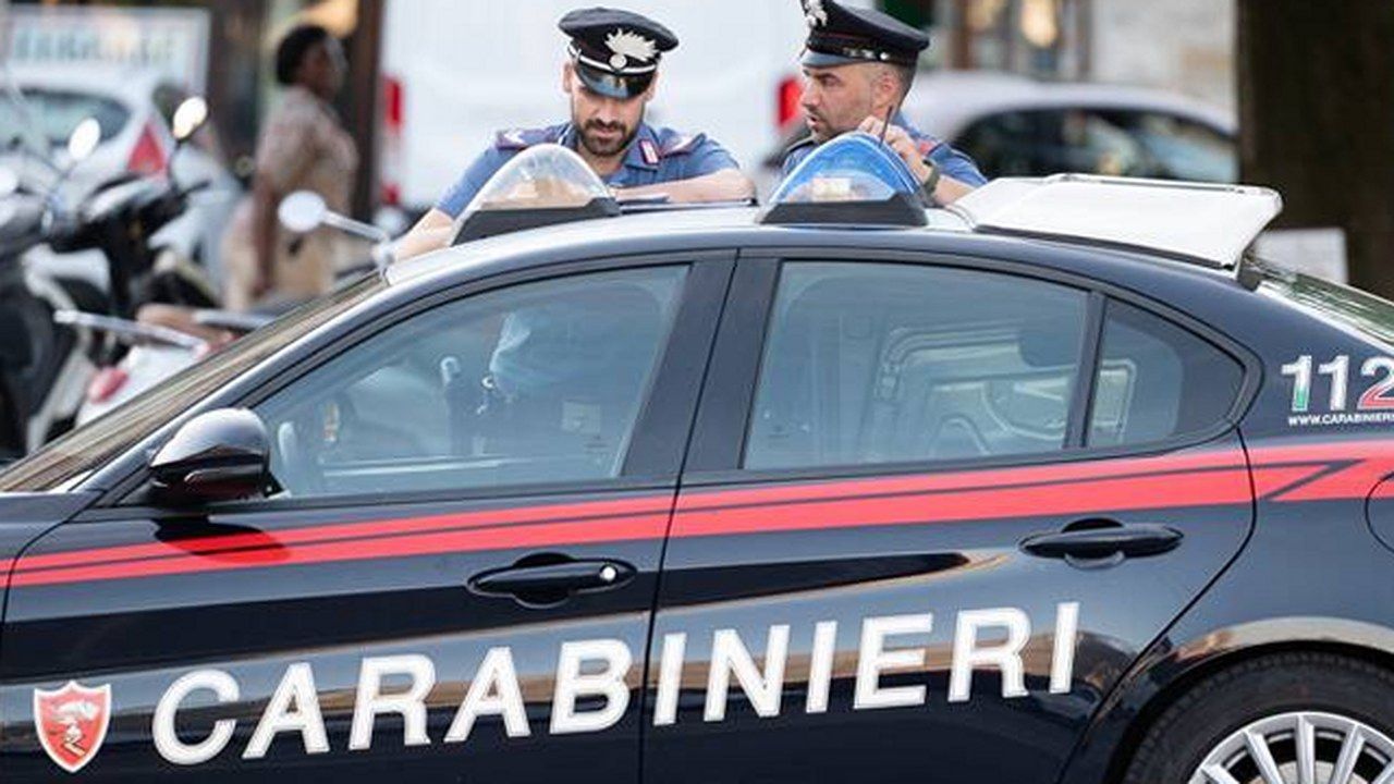 Carabinieri impegnati in un controllo del territorio a Lucca