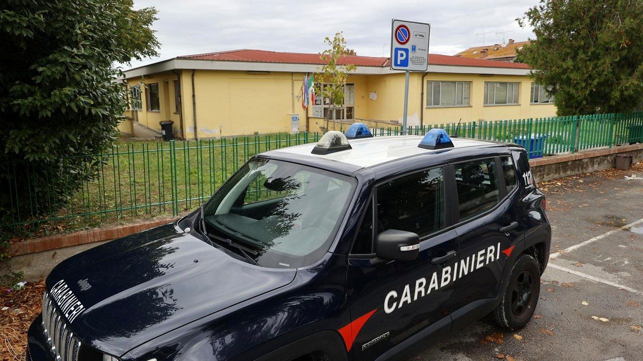 San Giuliano Terme, Gello: jeep dei Carabinieri davanti alla scuola materna dopo l’incendio doloso