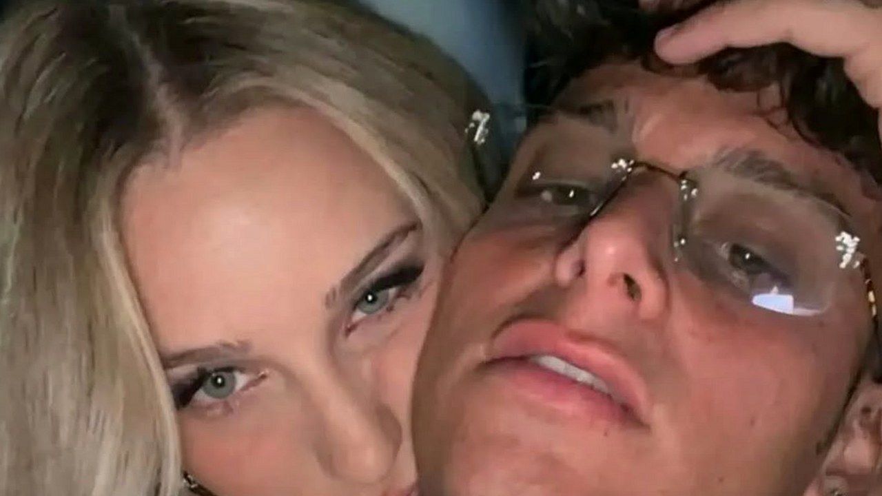 Soraya Sabetta e Stefano Modica in un selfie ravvicinato dopo gli avvistamenti a Napoli