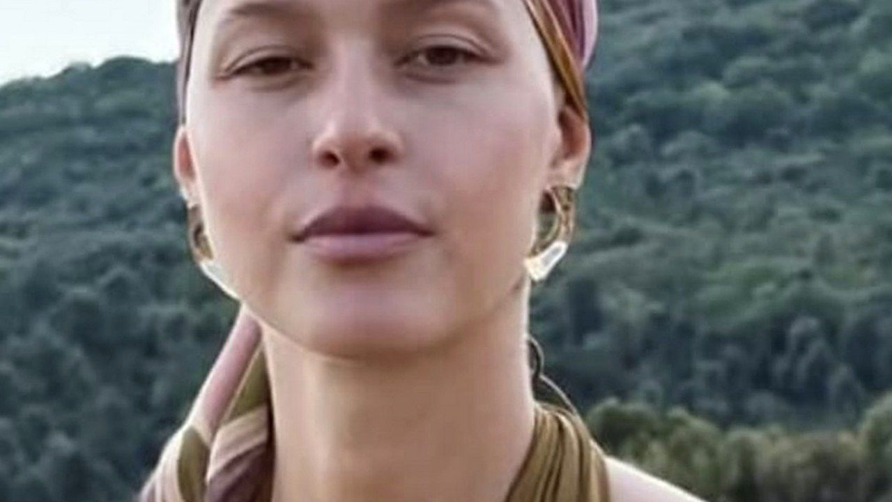 Natalia Paragoni con foulard a turbante in un ritratto all’aperto