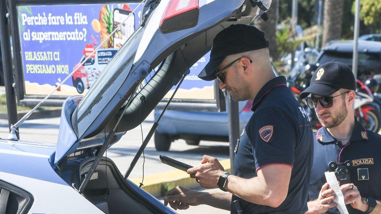 Viareggio, via San Martino: furto lampo ai danni di un operatore Sea durante la raccolta carta