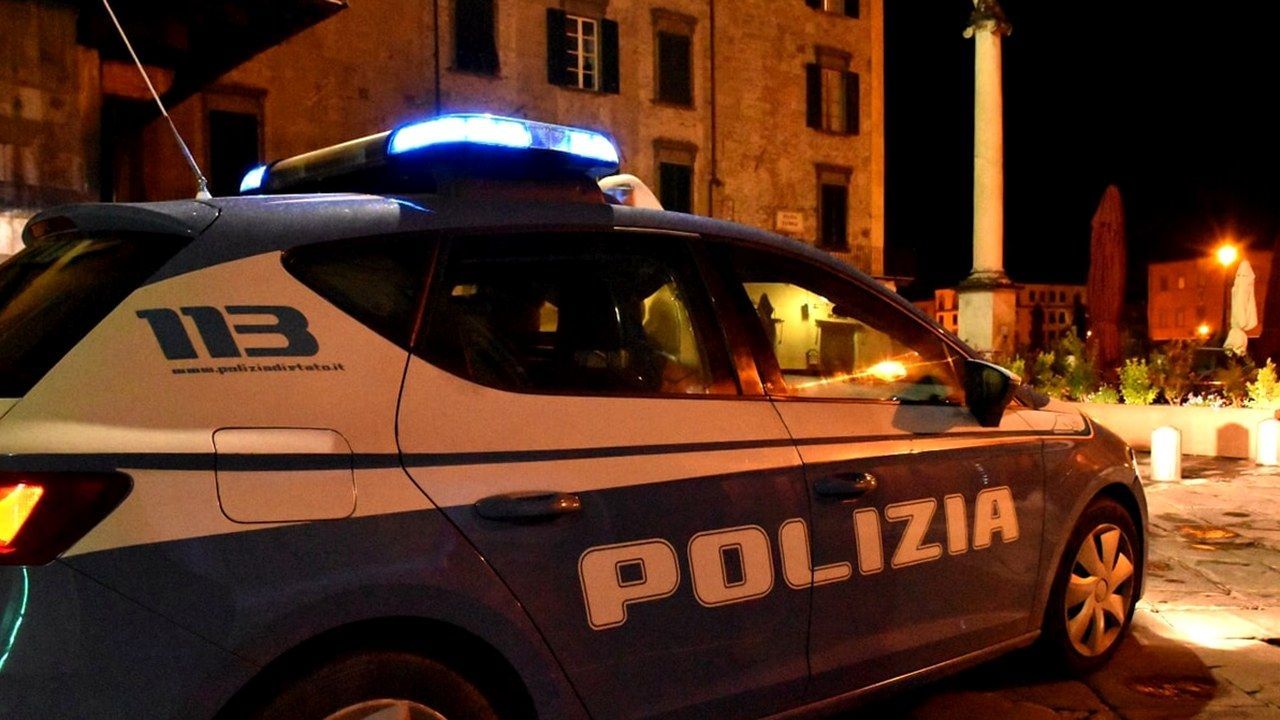 Auto della Polizia di Stato in piazza a Pisa, foto d’archivio