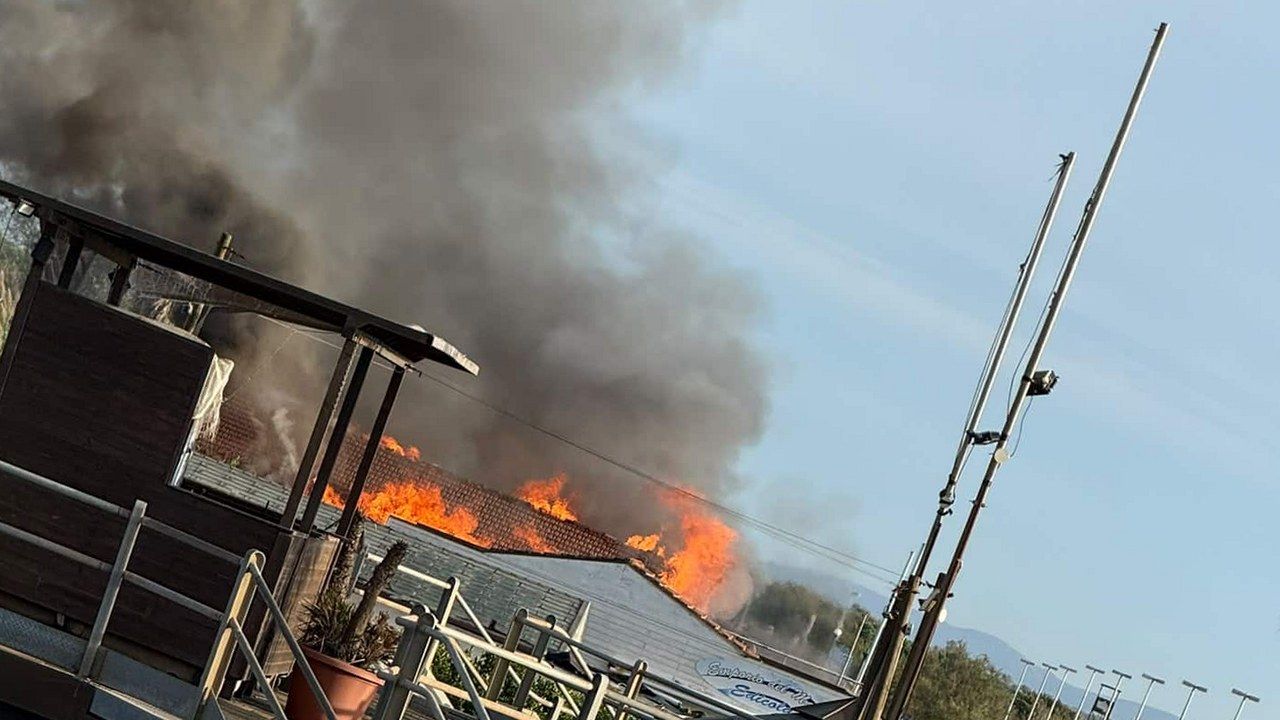 Viareggio, fiamme sul tetto del Macondo alla Marina di Levante: colonna di fumo nero nel pomeriggio di sabato