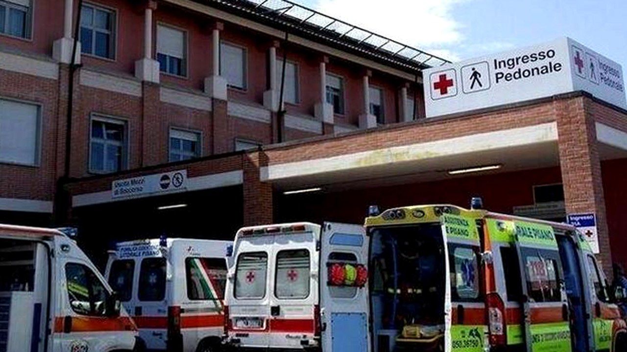 Ambulanze del 118 in area di emergenza a Pisa