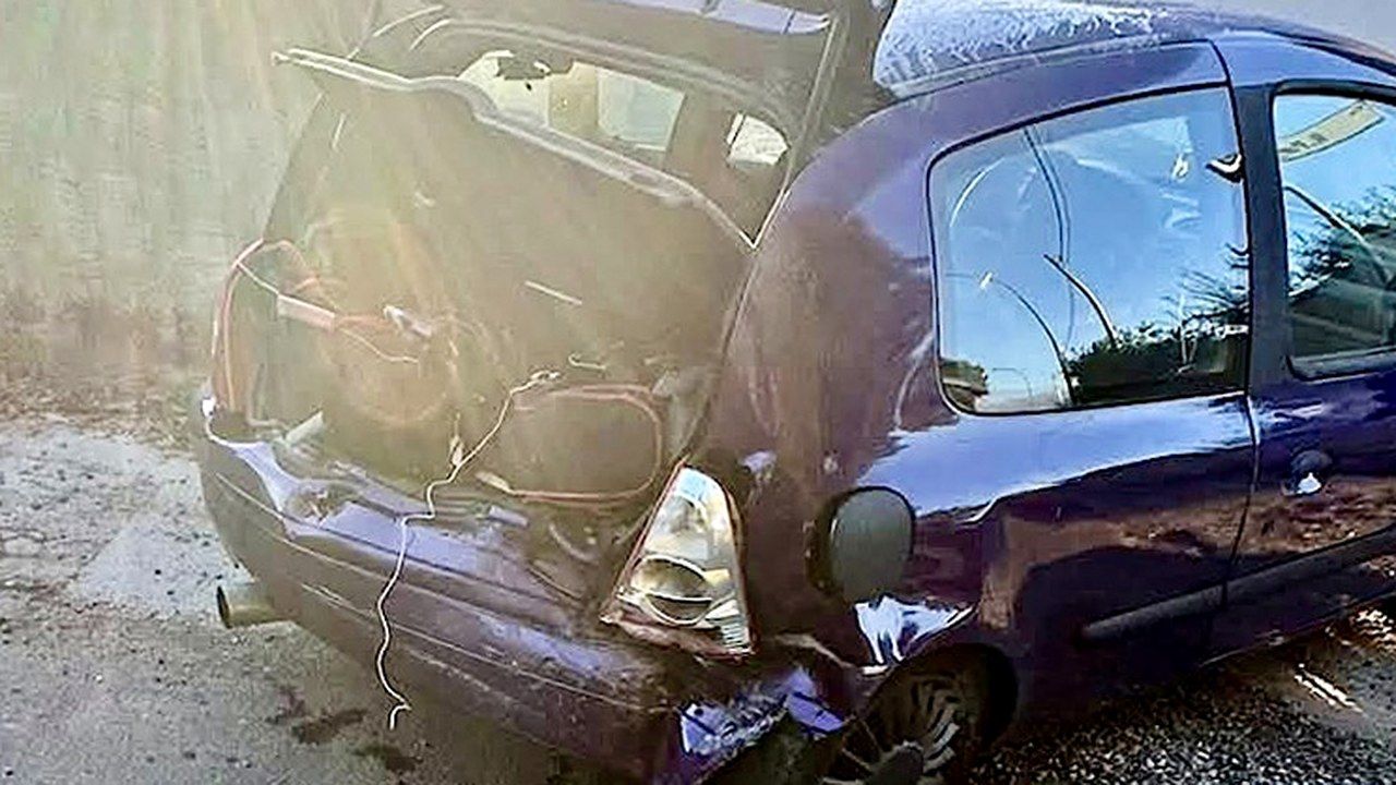 Auto con posteriore distrutto dopo lo schianto a Quattro Strade di Bientina