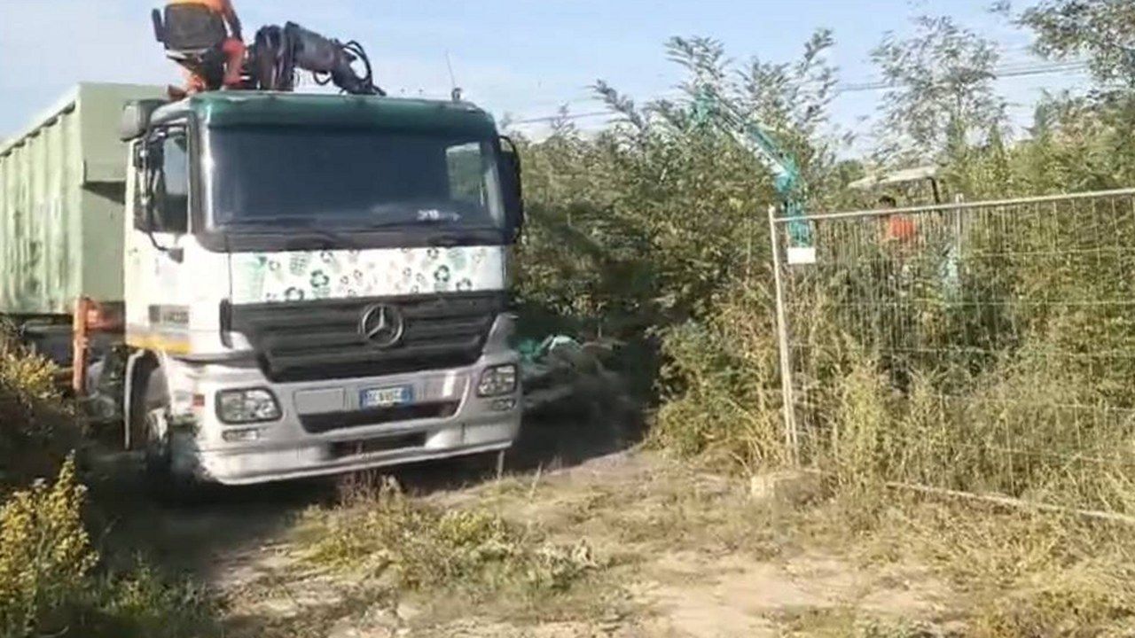 Altopascio, camion al lavoro per la rimozione dei rifiuti nell'area di Tavolaia a Marginone