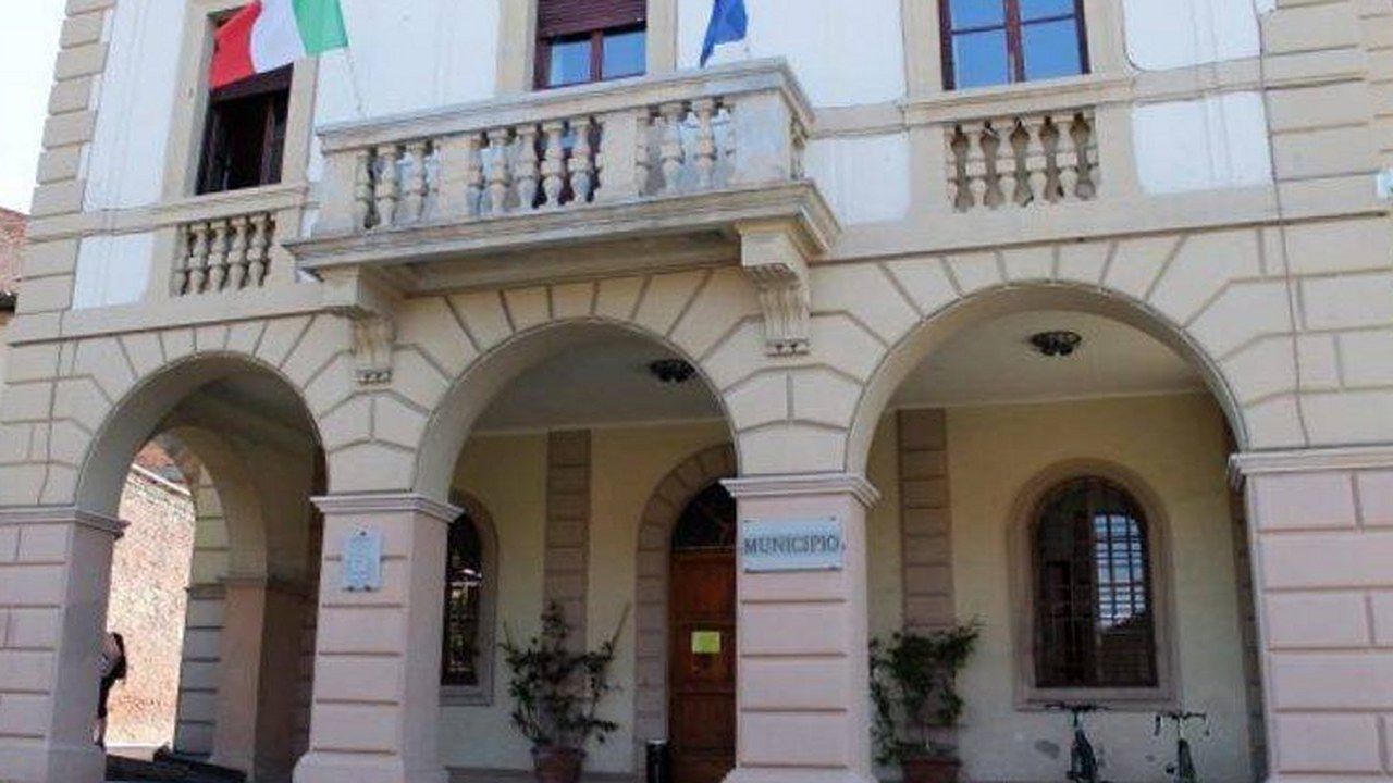 Altopascio, la facciata del Municipio con il porticato e la scritta Municipio