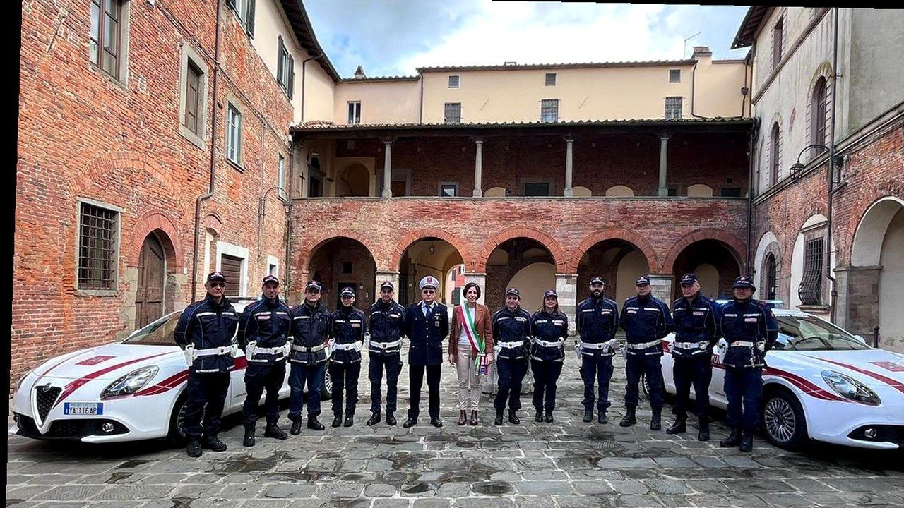 Altopascio, la sindaca con gli agenti della Polizia Locale: il Comune esternalizza notifiche e gestione dei verbali stradali