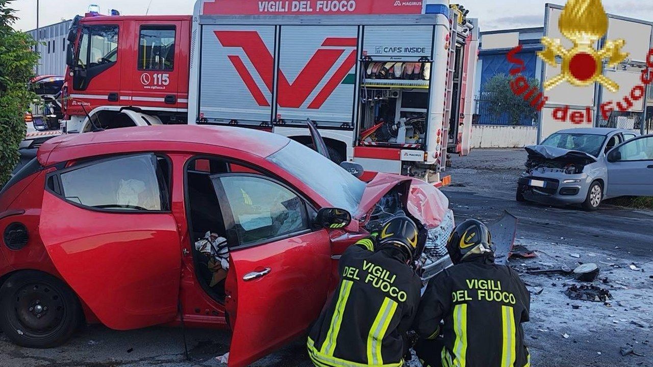 Quarrata, località Campiglio: i Vigili del fuoco al lavoro accanto a un'auto rossa con il frontale distrutto dopo lo scontro con una seconda vettura (foto Vigili del fuoco)