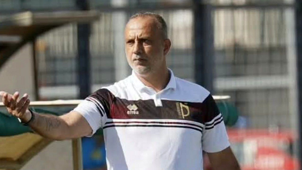 Giuseppe Mascara a bordo campo con la polo del Pontedera