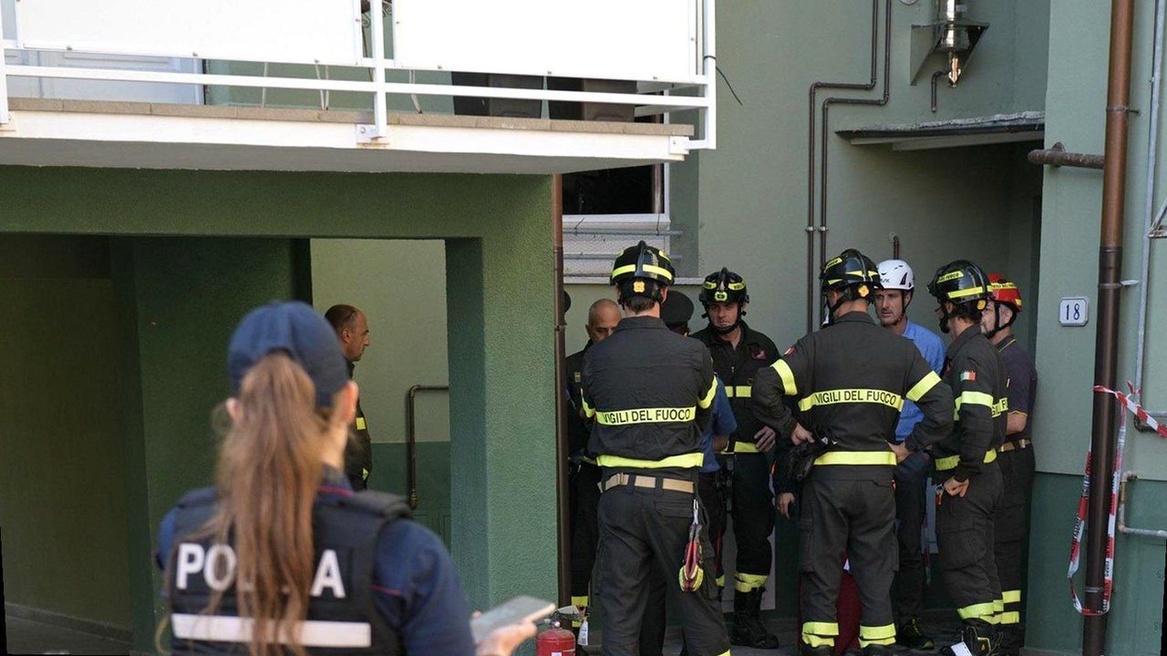 Lucca San Vito, vigili del fuoco e polizia fuori dal condominio di via Bertini dopo il rogo
