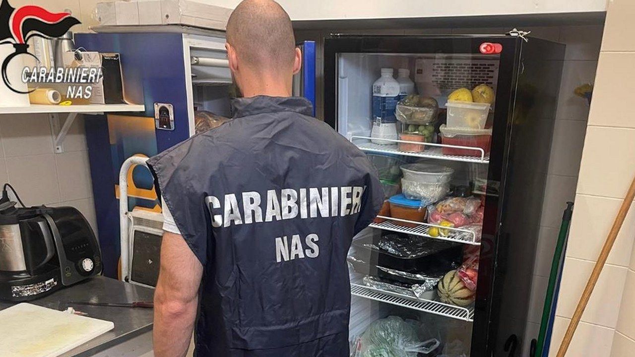 Carabinieri Nas durante un controllo igienico-sanitario in un esercizio pubblico