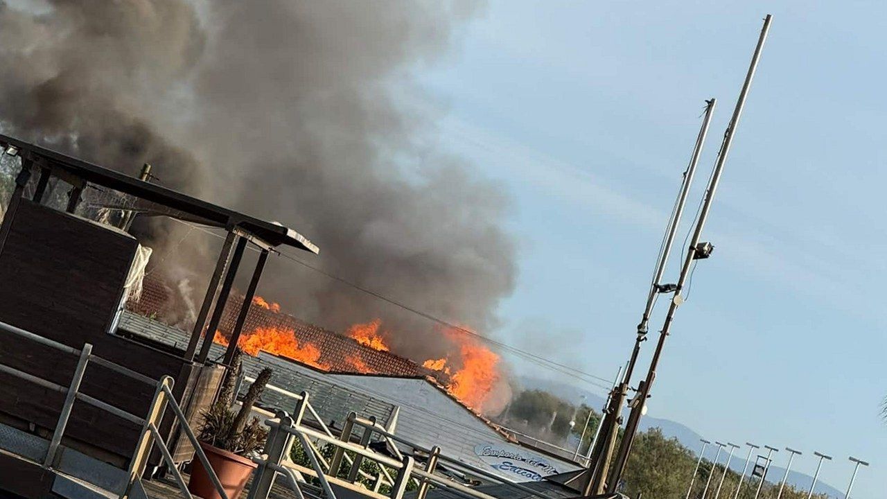 L'incendio all'ex Macondo di Viareggio, sabato 10 ottobre nella zona della Darsena
