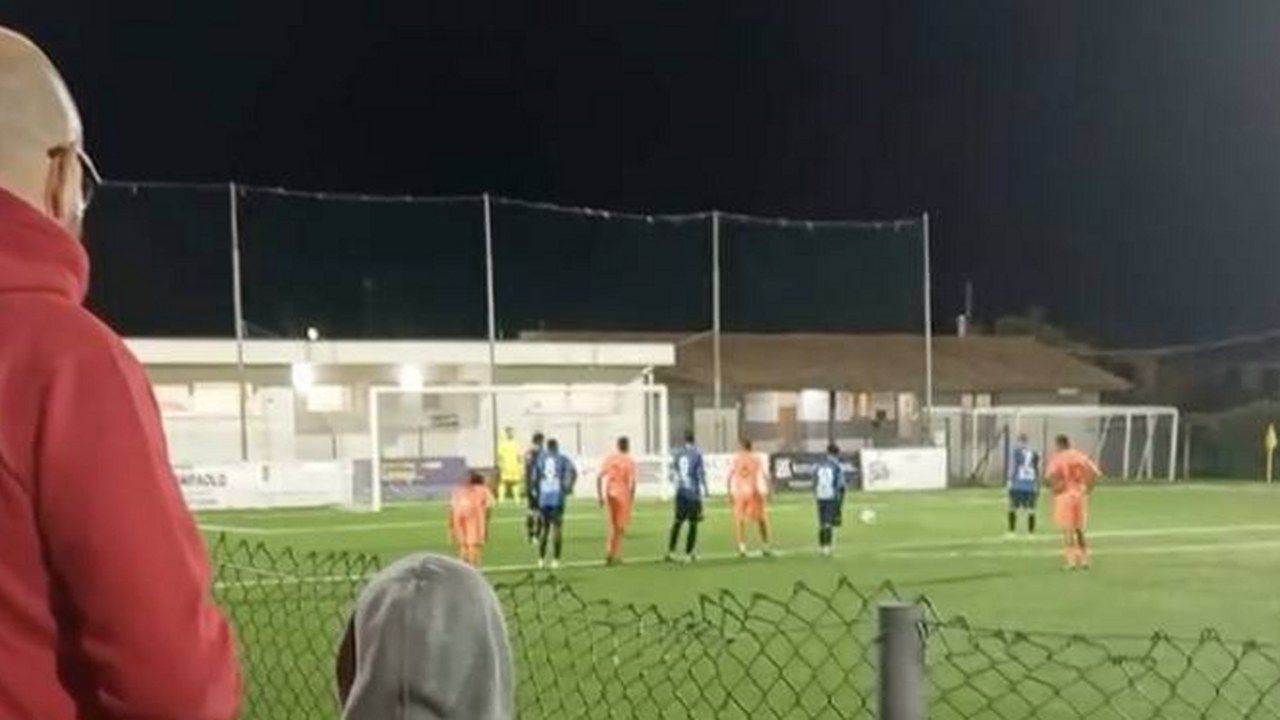 Il rigore di Di Furia durante Badia Pozzeveri–San Lorenzo, Terza Categoria (repertorio LuccaInDiretta, angolazione modificata)