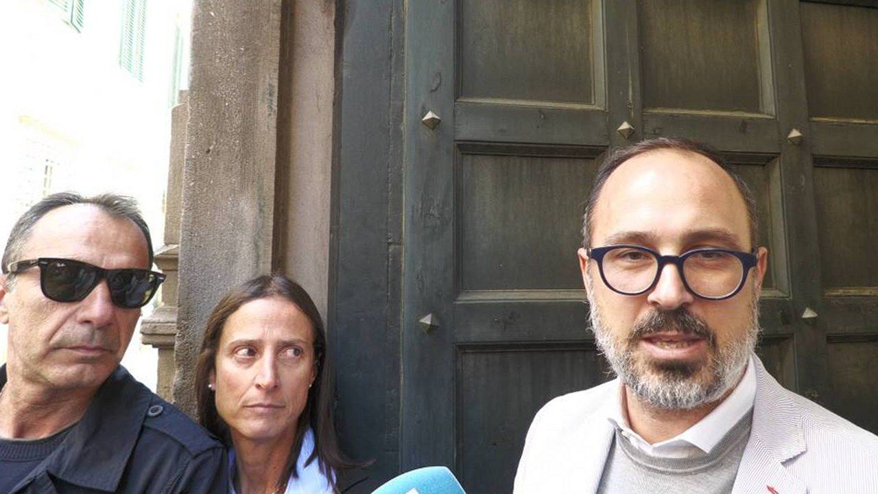 I genitori di Valentina Tolomei con l’avvocato di parte civile Jacopo Meini davanti al tribunale di Lucca