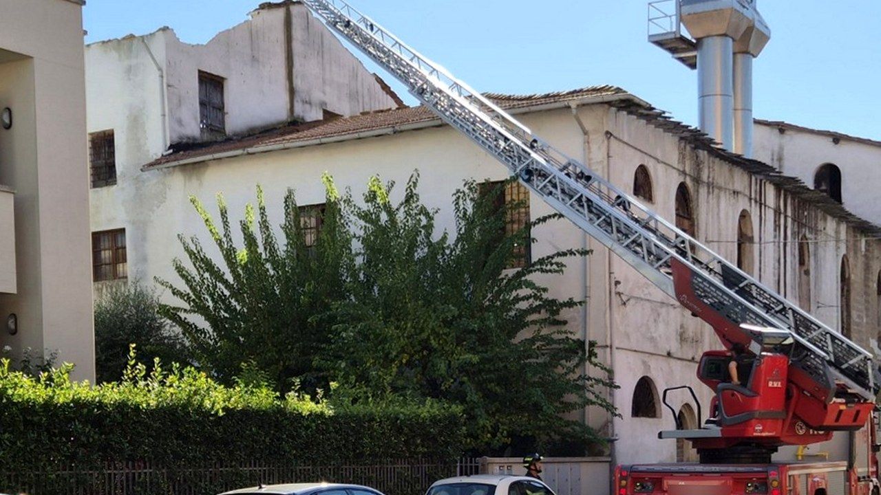 L'autoscala dei vigili del fuoco davanti all'ex conceria di via Cavour a Santa Croce sull'Arno dopo il cedimento del muro