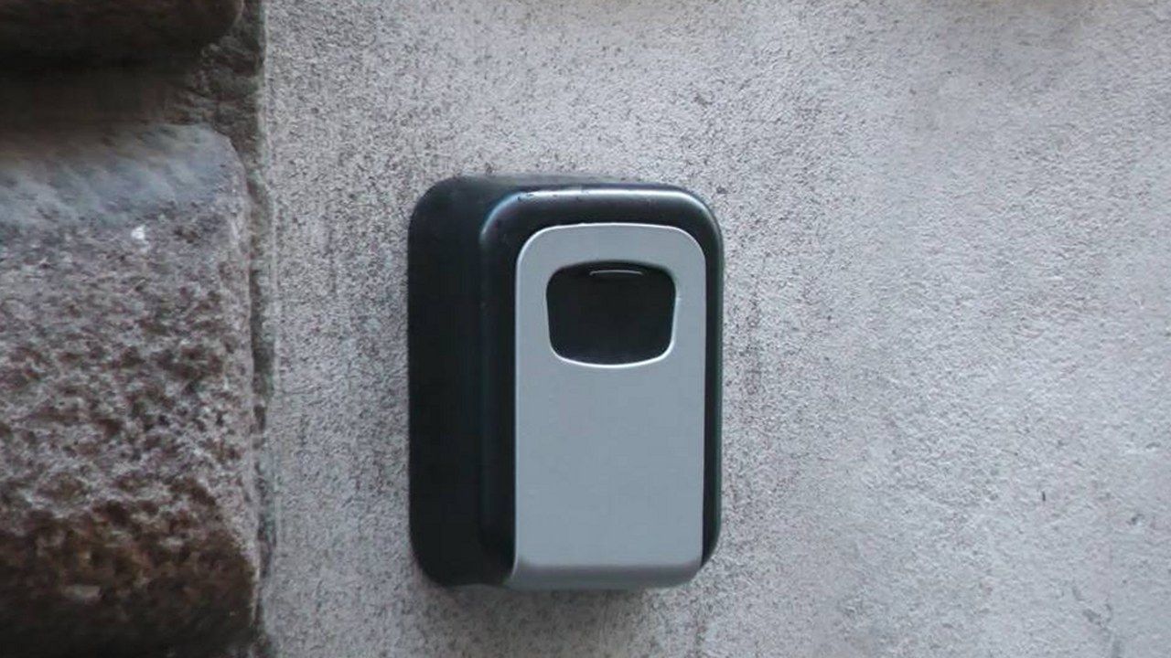 Una cassetta portachiavi per il self check-in degli affitti brevi su un muro del centro di Lucca