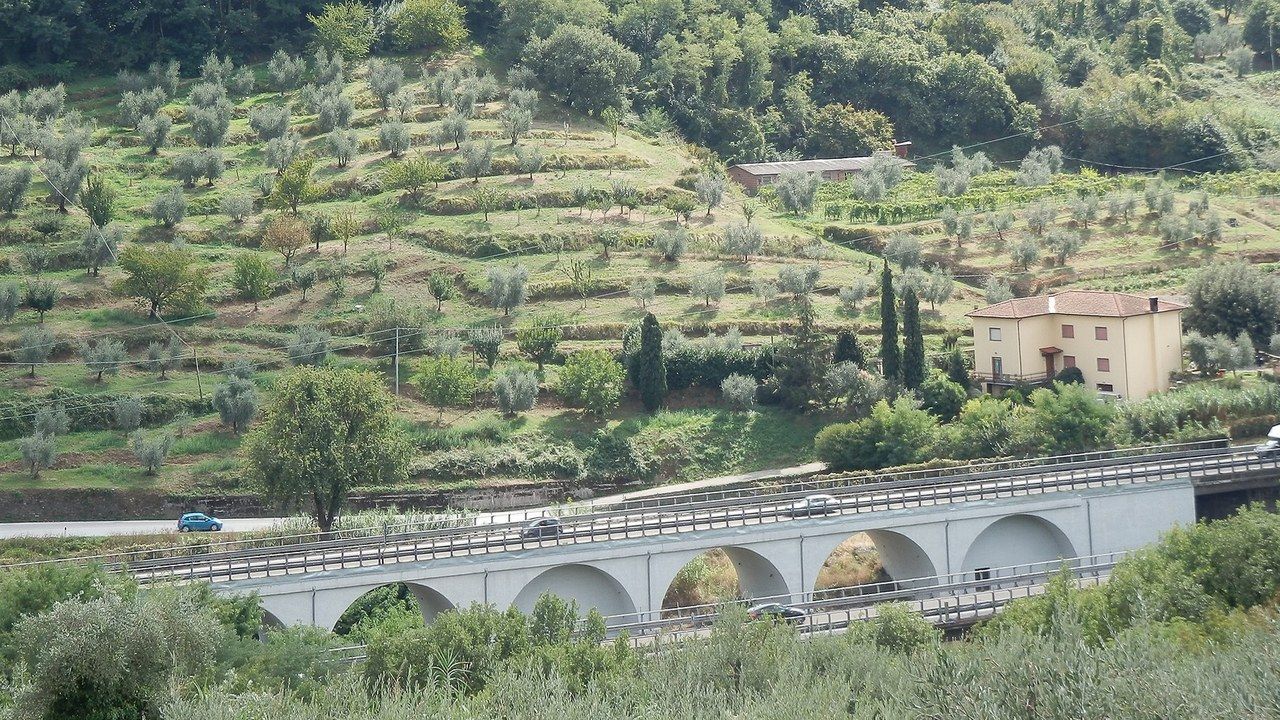 L'autostrada A11 Firenze-Mare vista dalla Rocca Nuova di Serravalle Pistoiese, tra Pistoia e la Valdinievole (foto Alexmar983, Wikimedia Commons, CC BY-SA 4.0)