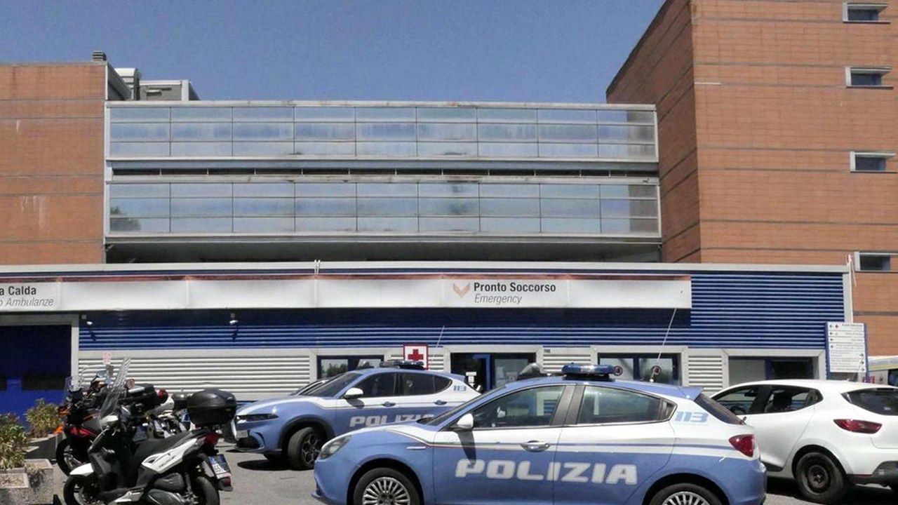 Ingresso del Pronto soccorso con auto della Polizia (foto di repertorio)
