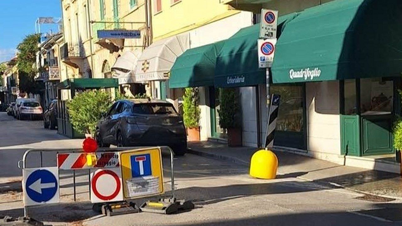 Viareggio, via Sant'Andrea chiusa al traffico con transenne dopo la vicenda del pino