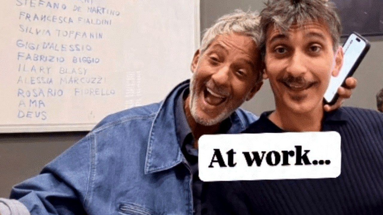 Fiorello e Fabrizio Biggio in redazione davanti alla lavagna del Dead Pool 2