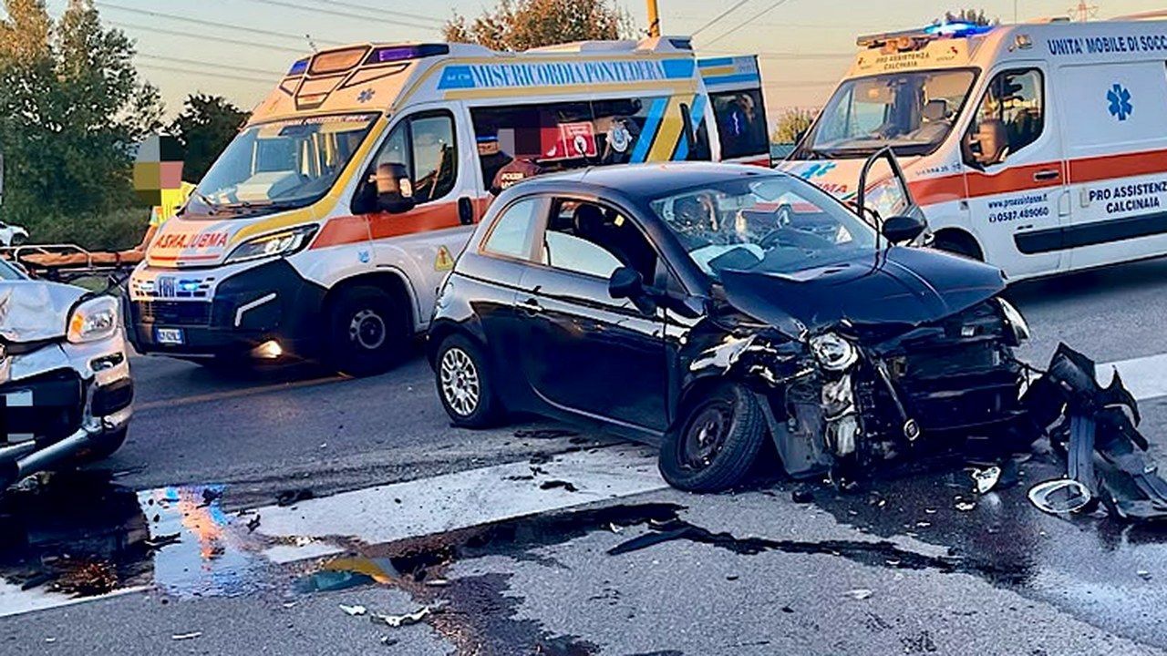 Calcinaia, via Saragat: auto danneggiate e ambulanze Pro Assistenza e Misericordia di Pontedera dopo lo scontro
