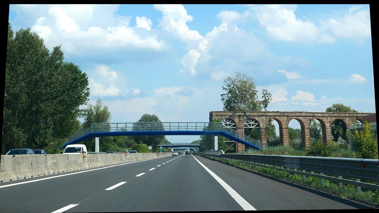 L'autostrada A11 nel tratto lucchese, con l'acquedotto del Nottolini interrotto dalla carreggiata (foto Naioli, Wikimedia Commons, CC BY-SA 4.0) — angolazione e inquadratura rielaborate
