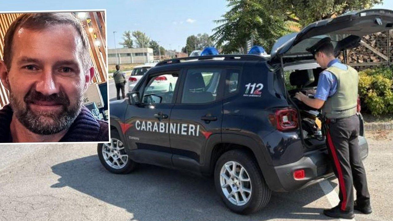 Pietrasanta: la foto di Piotr Bartlomiej Knapczyk, 48 anni, scomparso dal 3 maggio, accanto a un'auto dei carabinieri