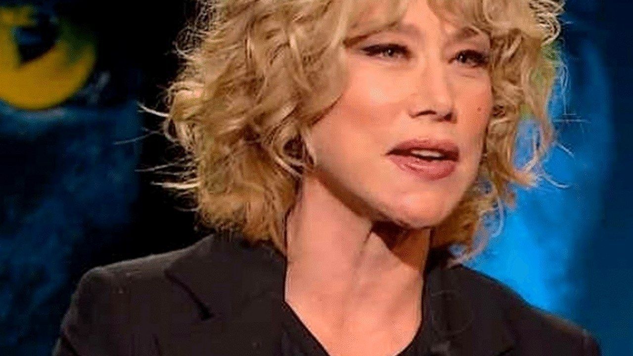Nancy Brilli in uno studio televisivo, ospite di un programma