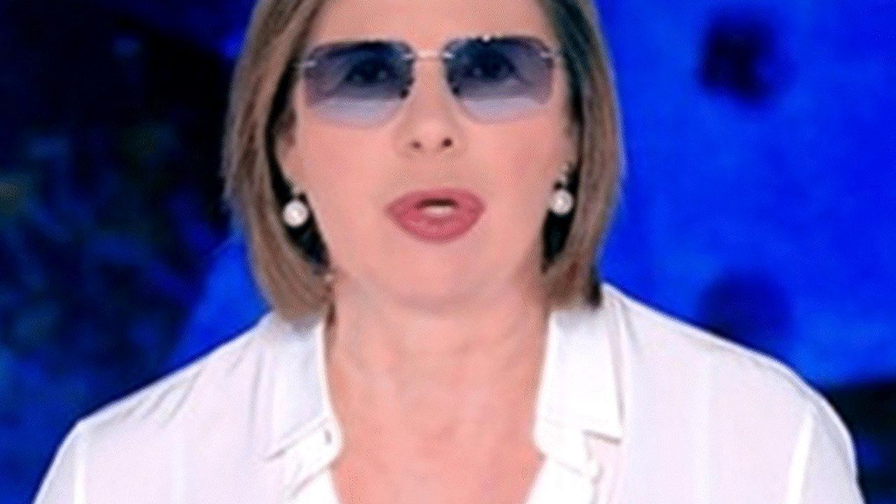 Bianca Berlinguer con gli occhiali da sole in studio a È sempre Cartabianca