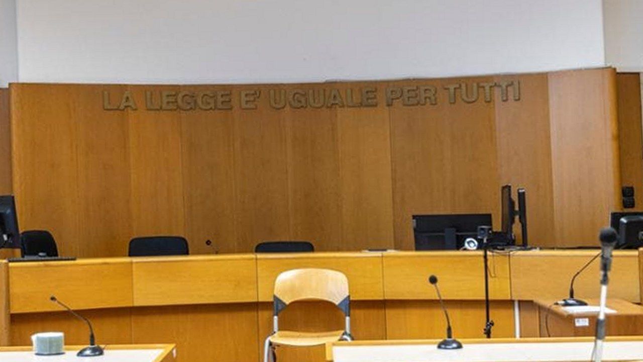 Aula di tribunale, riferimento alla sentenza del giudice del lavoro di Lucca sul reintegro della dipendente scolastica