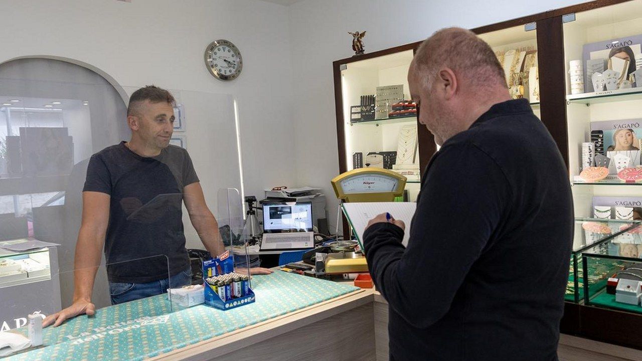 L'interno della Bottega dell'oro, gioielleria e compro oro di via Lucchese a Montecatini Terme