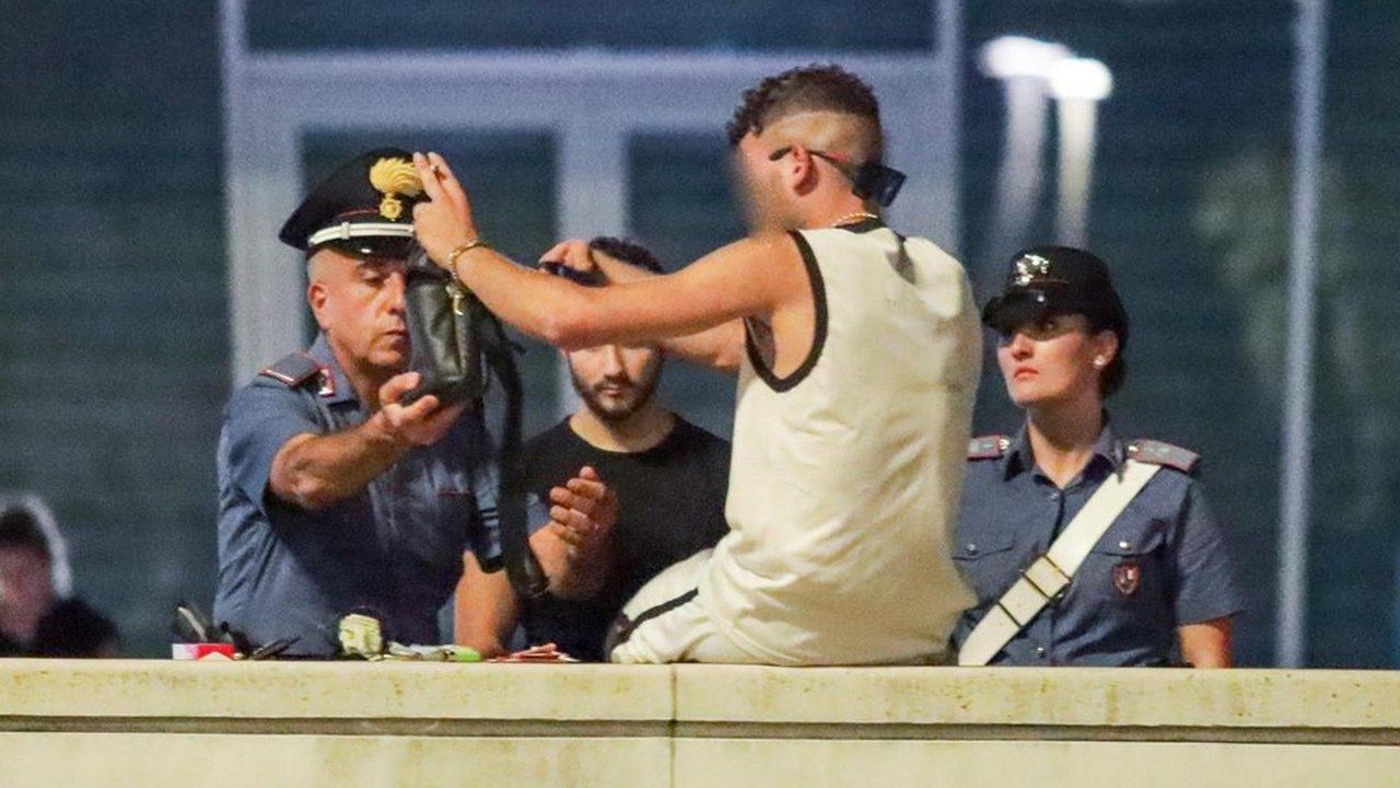 Carabinieri durante un controllo a un giovane, immagine d'archivio - Lucca, condanna per la rapina della baby gang in via della Dogana