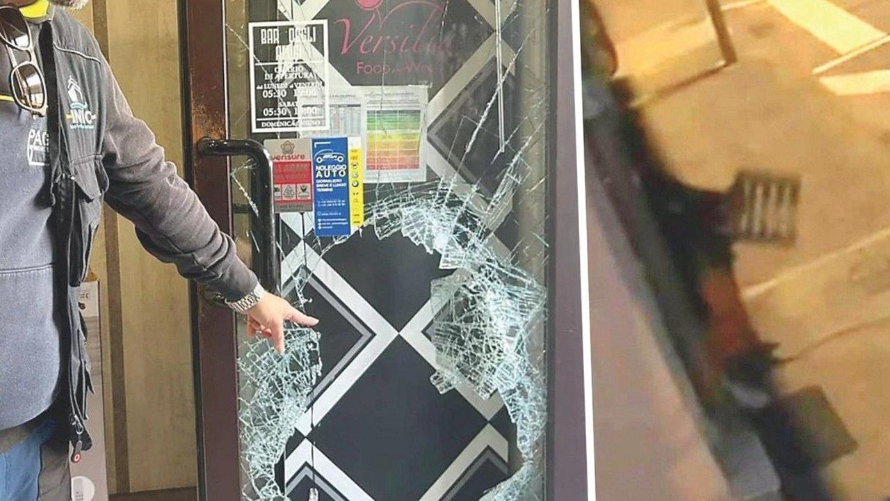 Viareggio, Bar degli Amici in Darsena: la vetrata sfondata dopo la spaccata notturna