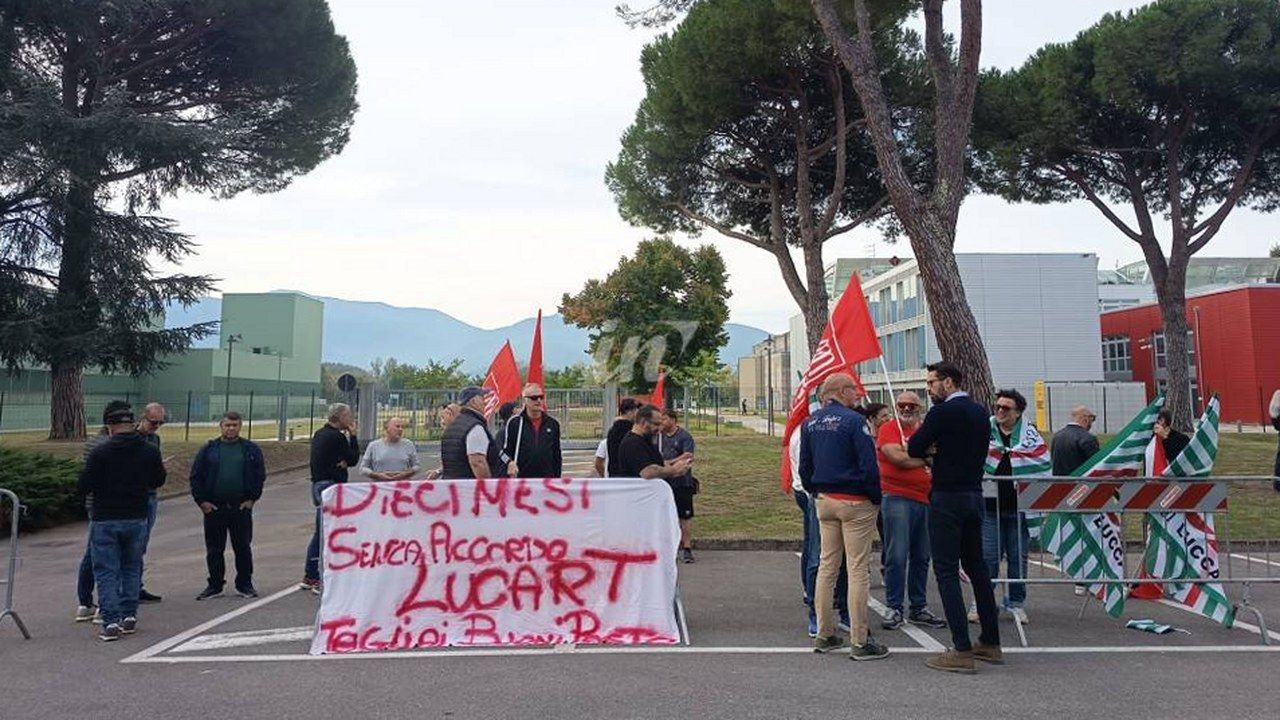 Porcari, manifestazione dei lavoratori Lucart: sullo striscione «Dieci mesi senza accordo» e tagli ai buoni pasto