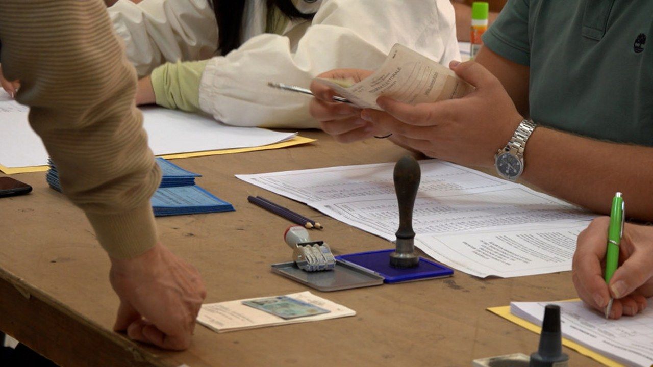 Viareggio, schede e timbri sul tavolo di un seggio elettorale: verificazione del ballottaggio in Prefettura