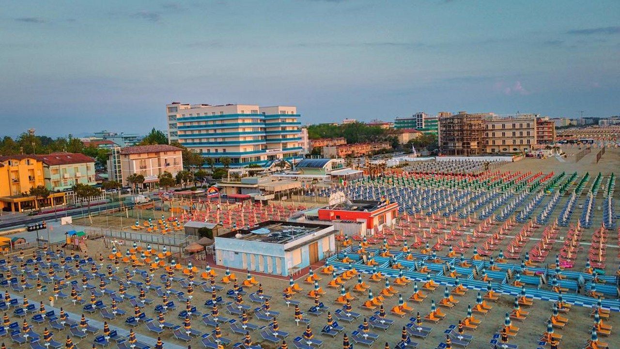 Stabilimenti balneari con ombrelloni chiusi visti dall'alto: le concessioni verso le gare previste dalla direttiva Bolkestein