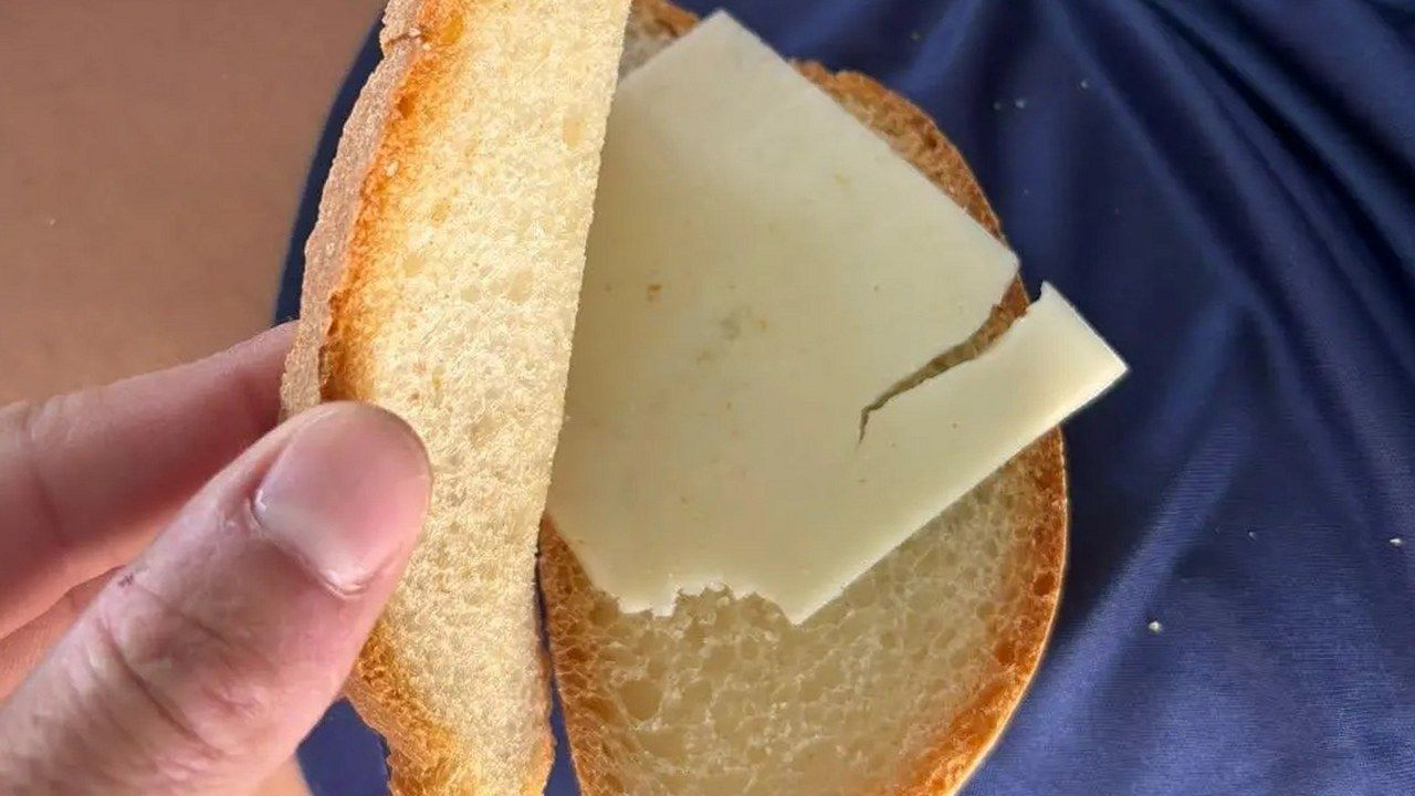 Il panierino sostitutivo distribuito nelle scuole di Viareggio nel giorno di sciopero della mensa: due fette di pane e un rettangolo di formaggio