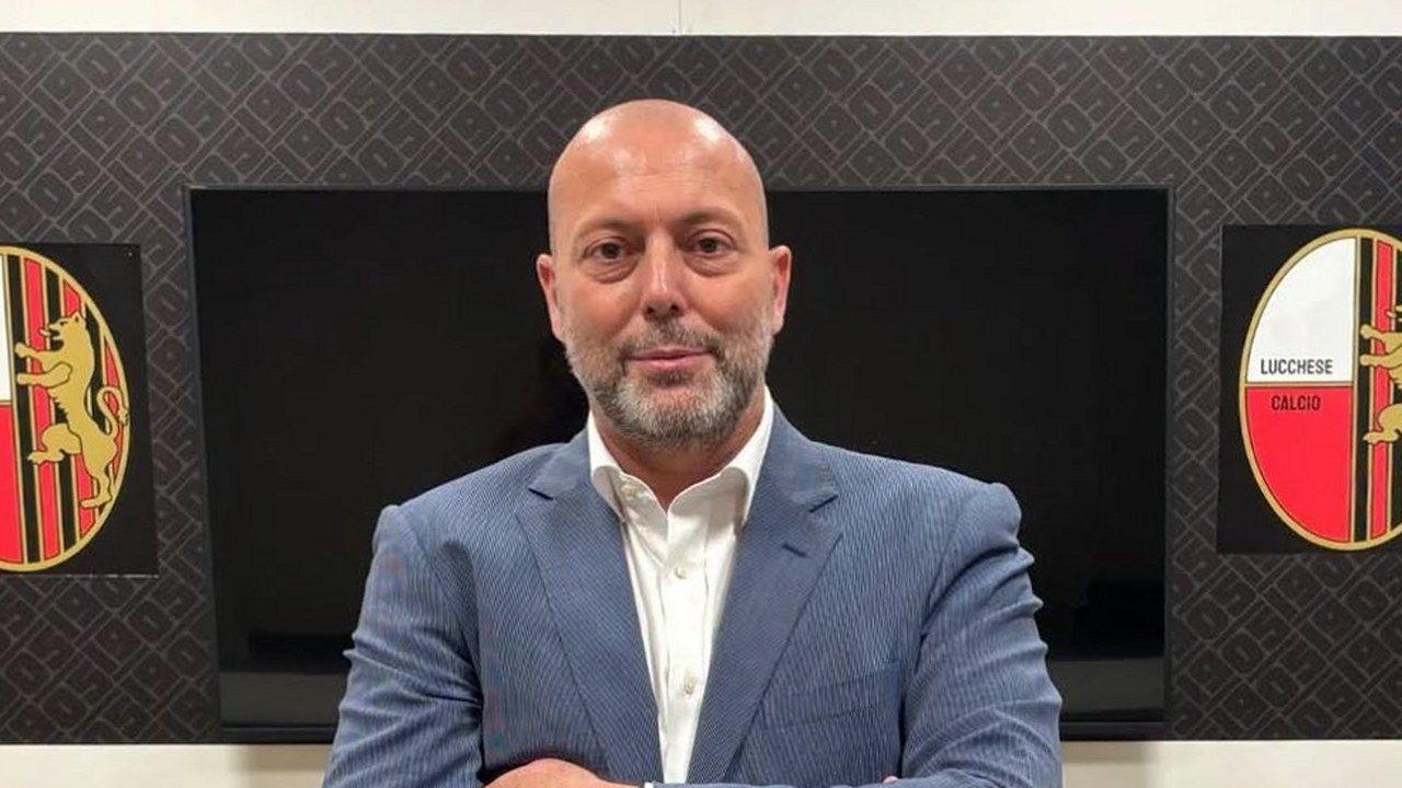 Riccardo Solaroli, nuovo direttore generale della Lucchese, davanti agli stemmi rossoneri