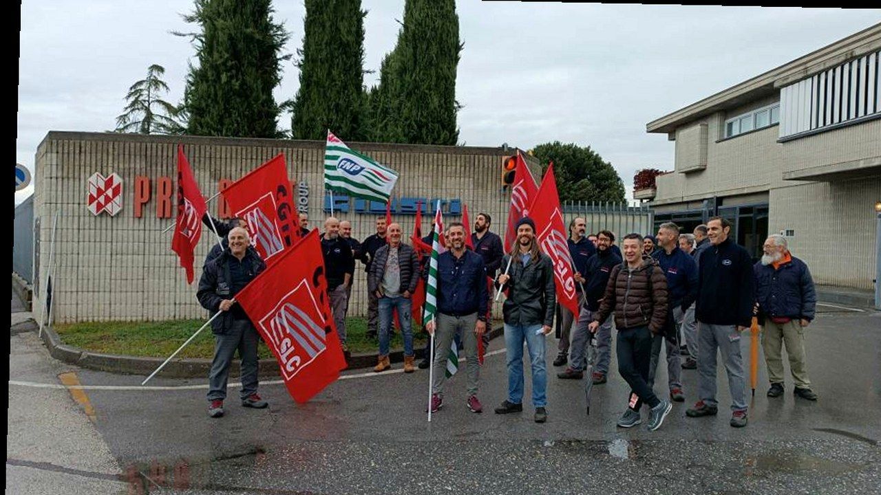 Lavoratori e sindacalisti davanti allo stabilimento Progest di Altopascio durante una mobilitazione