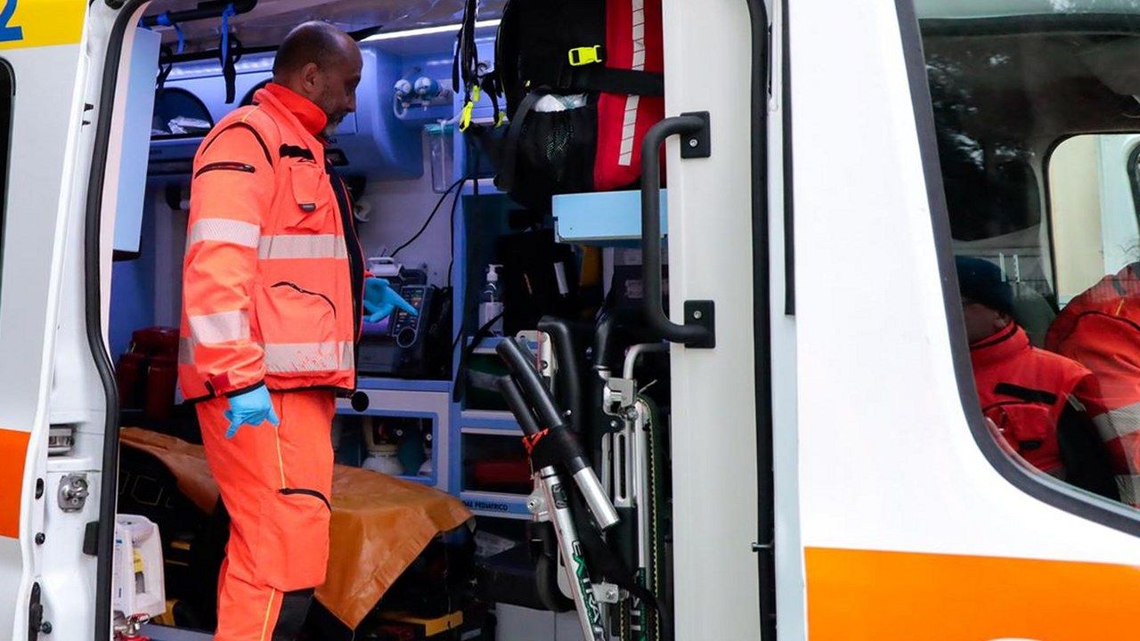 Un'ambulanza del 118 durante un intervento (foto d'archivio)