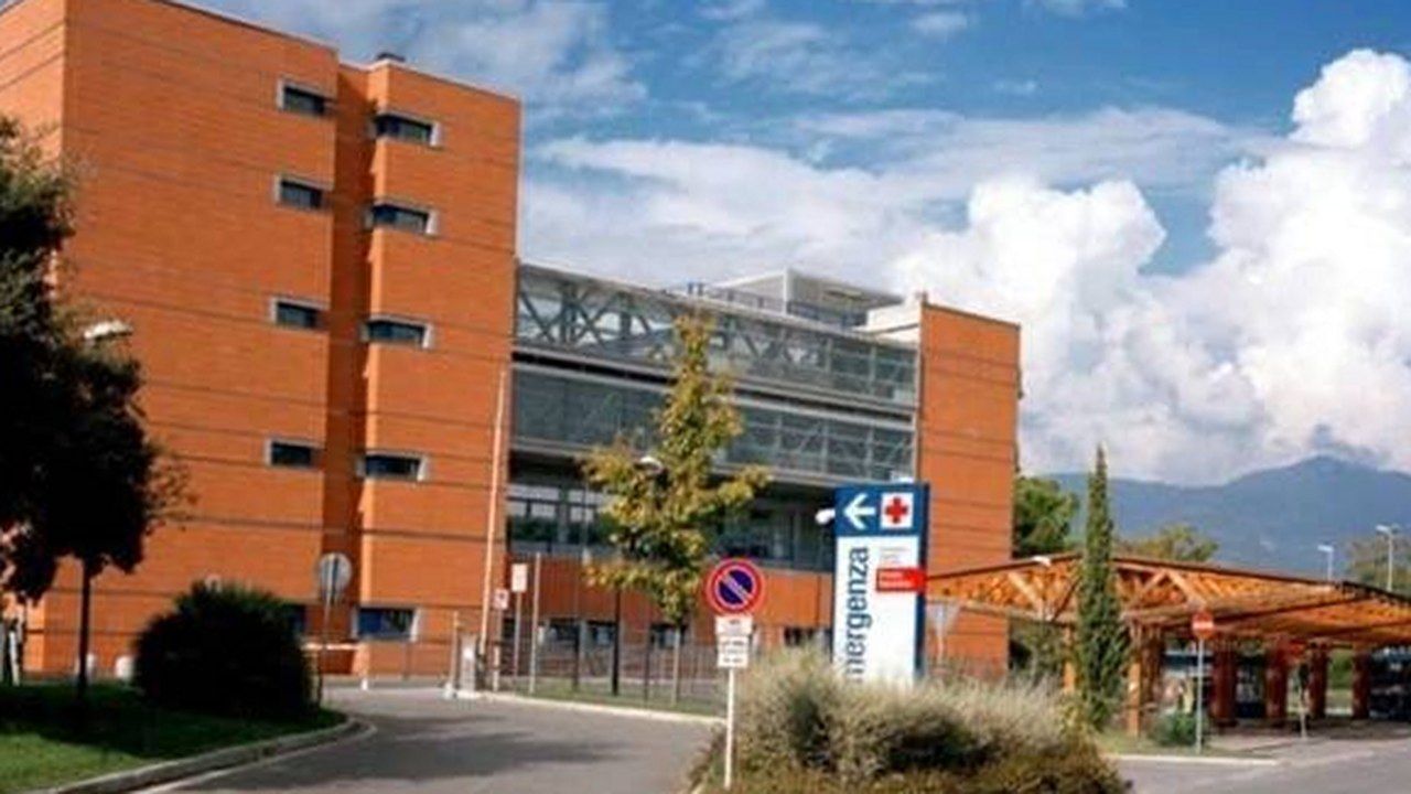 L'ingresso del pronto soccorso dell'ospedale Versilia, dove il 55enne è stato portato dopo essersi dato fuoco a Pietrasanta (foto LuccaInDiretta)