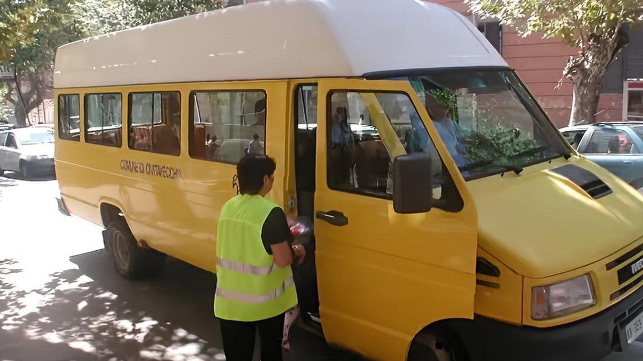 Foto d'archivio di uno scuolabus giallo con un'accompagnatrice alla portiera