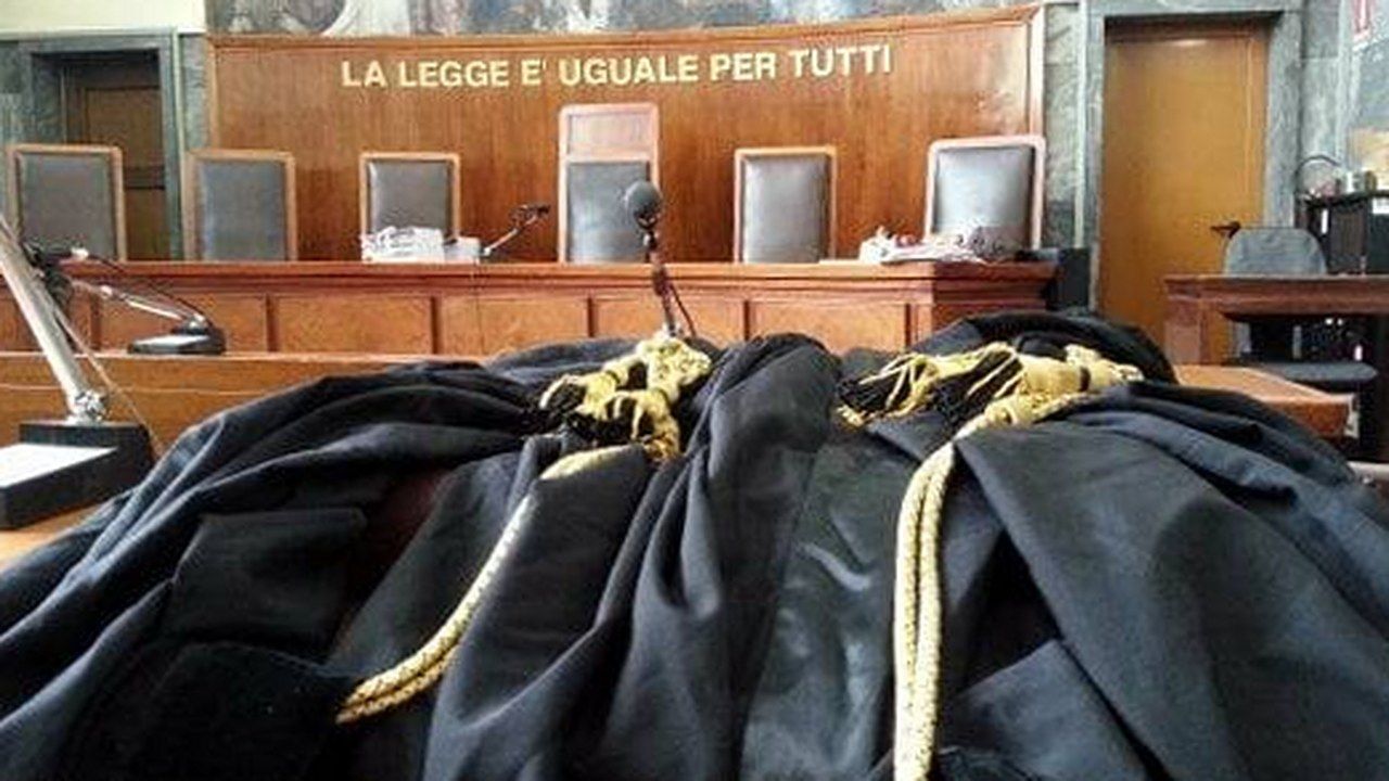 L'aula di un tribunale con le toghe appoggiate sul banco (foto d'archivio)