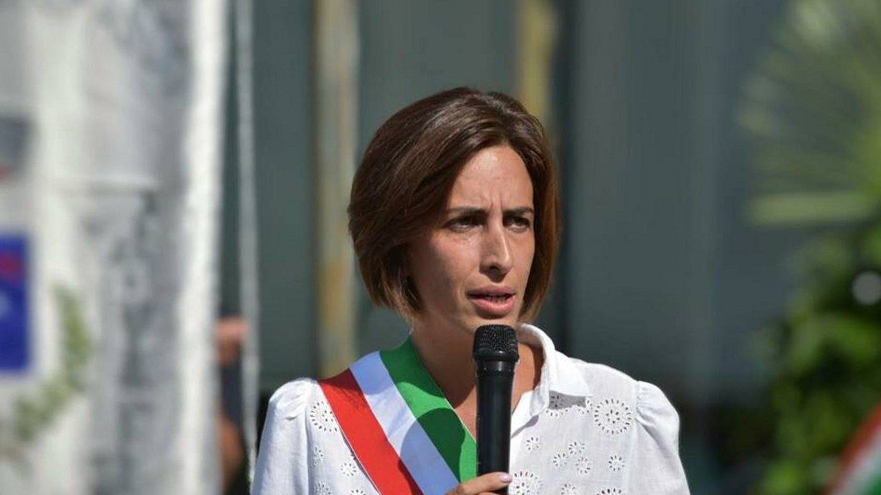 La sindaca di Altopascio Sara D'Ambrosio con la fascia tricolore durante un intervento al microfono