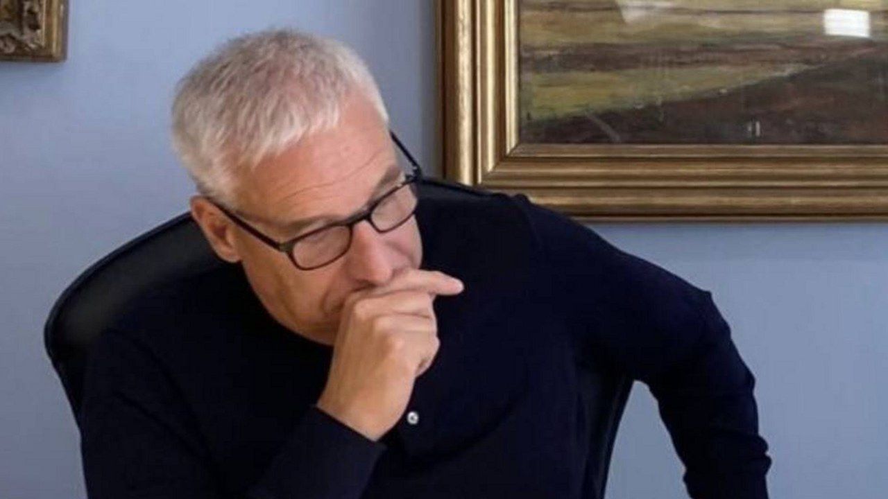 Giorgio Del Ghingaro, ex sindaco di Viareggio e Capannori, seduto alla scrivania con la mano davanti alla bocca