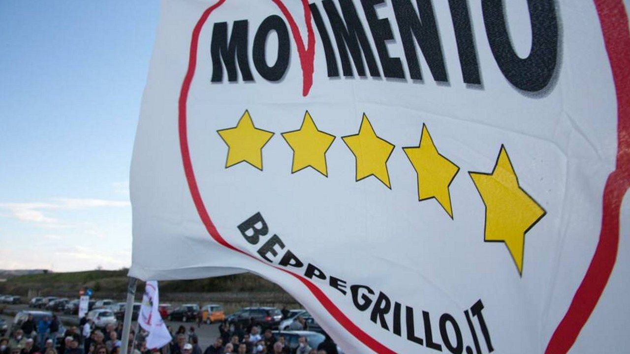 Bandiera del Movimento 5 Stelle durante una manifestazione (foto d'archivio)